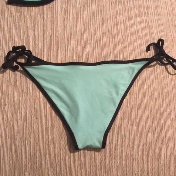Turquoise bikini set 👙 - Picture 3 of 4